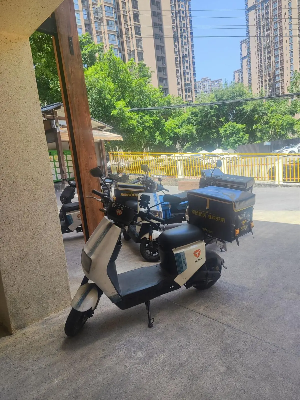 党群服务空间外停放的骑手配送车辆