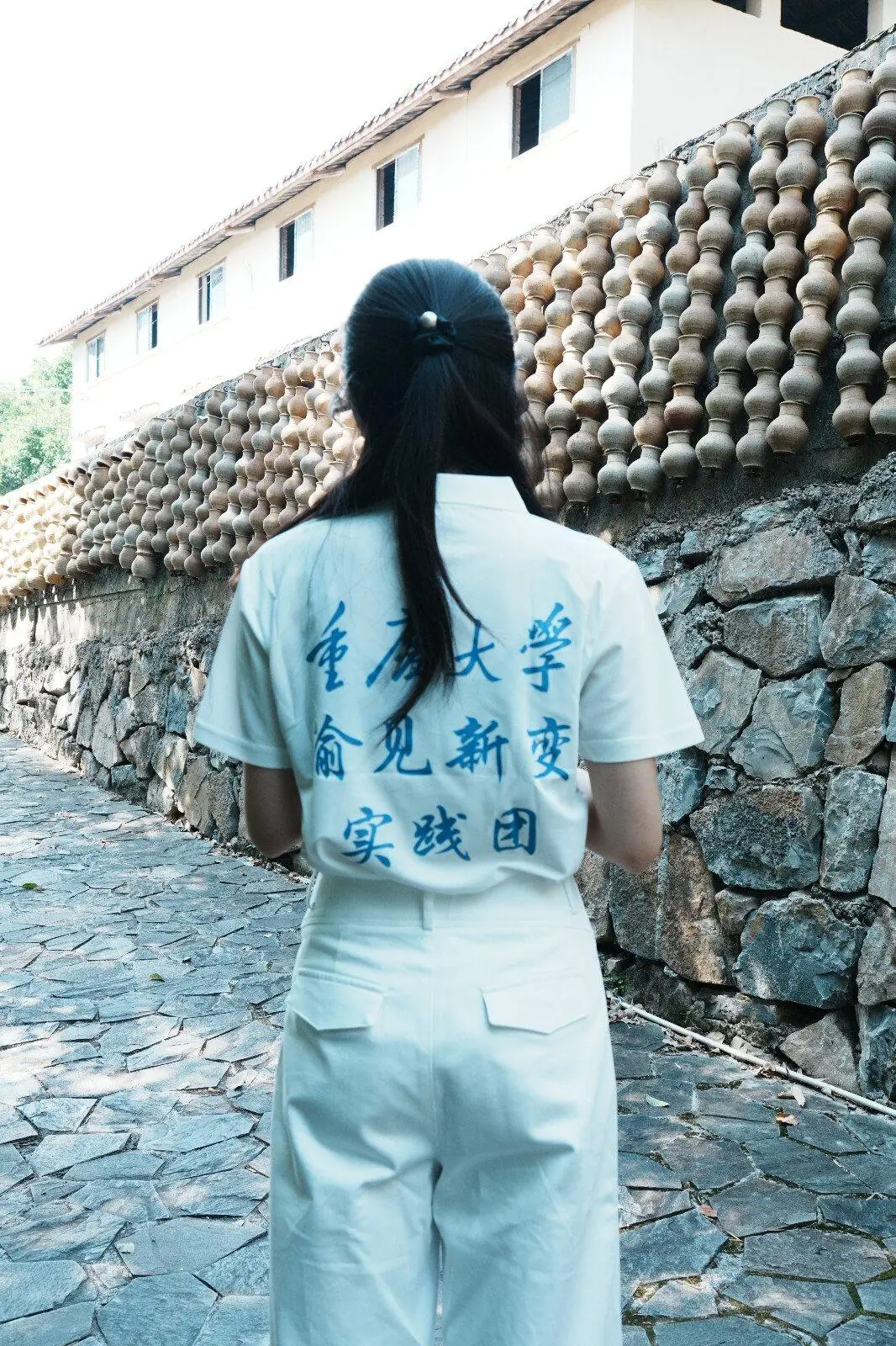 实践团服装与老城墙同框