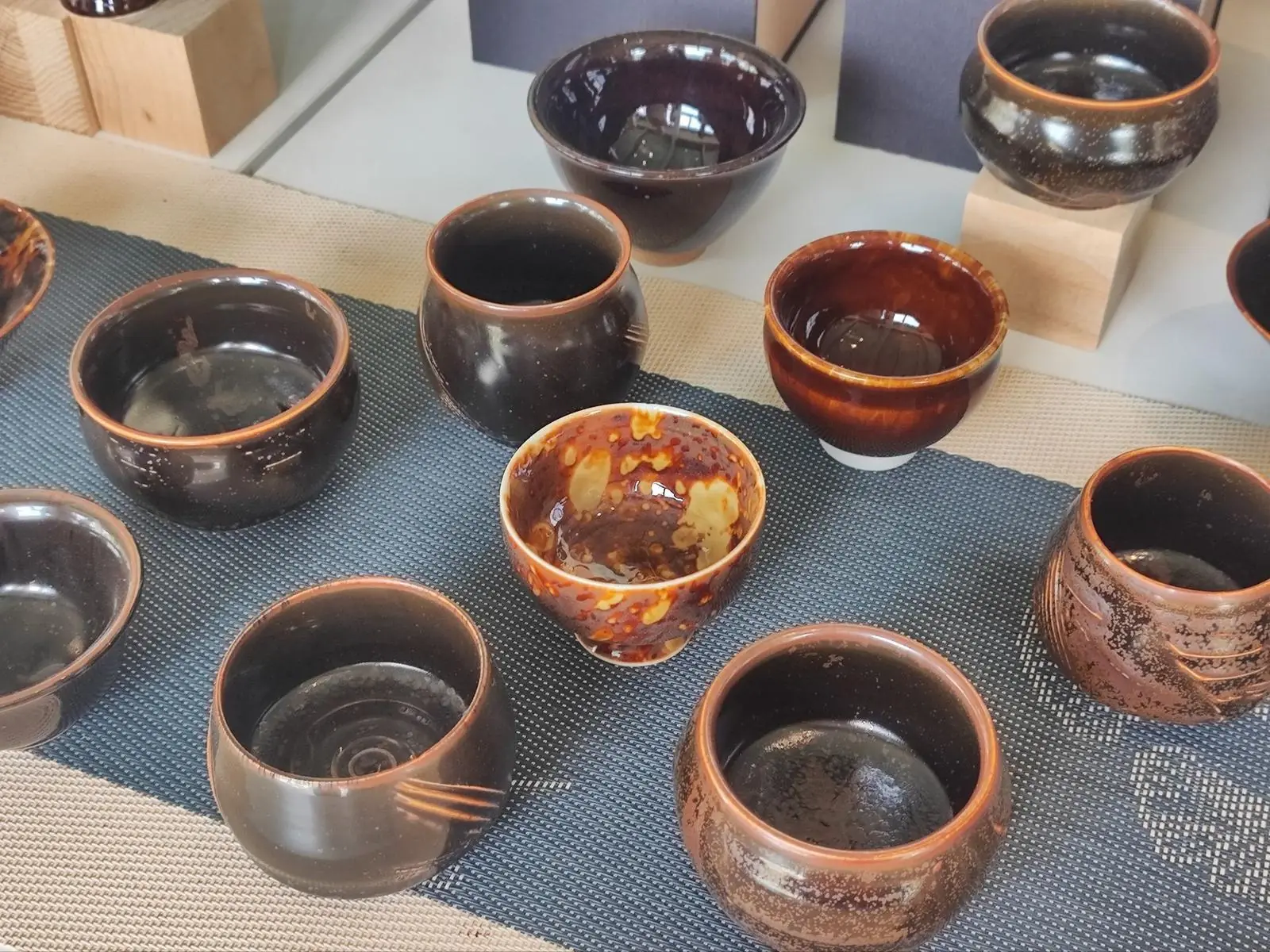 缙泉烧多种窑变釉色的杯器作品