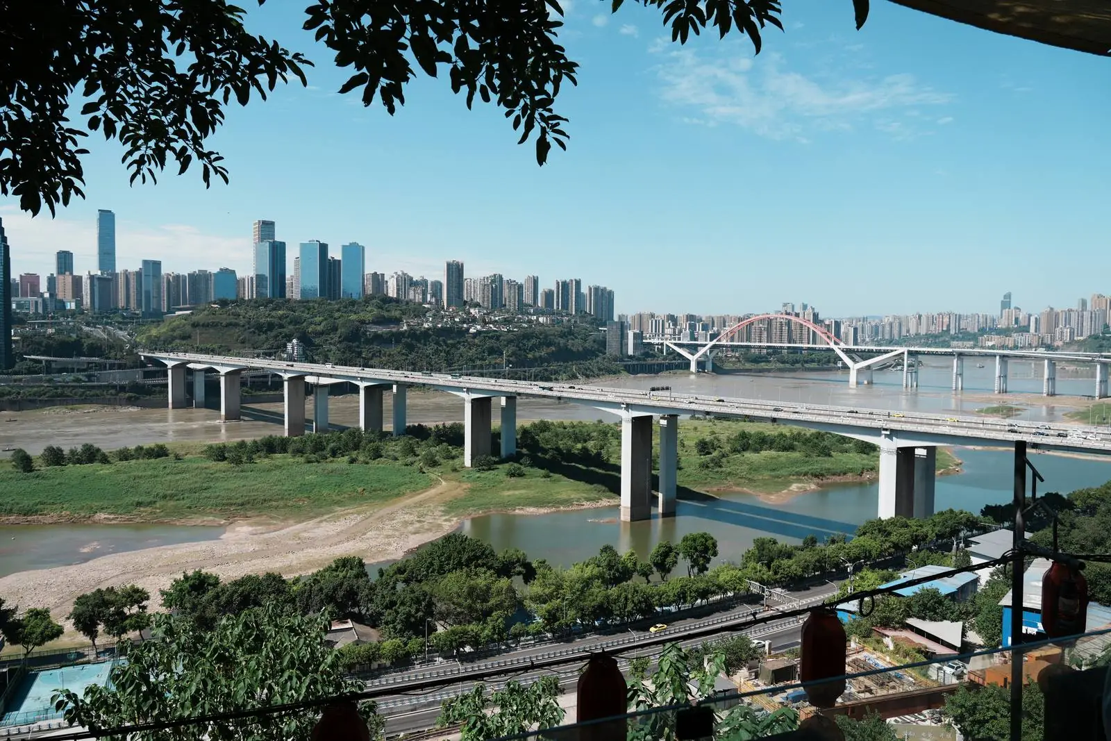 重庆江岸与城市天际线全景