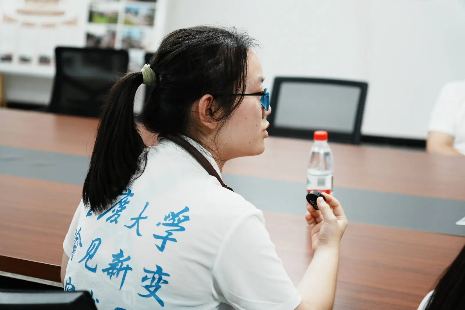 实践团成员记录三重堂座谈内容