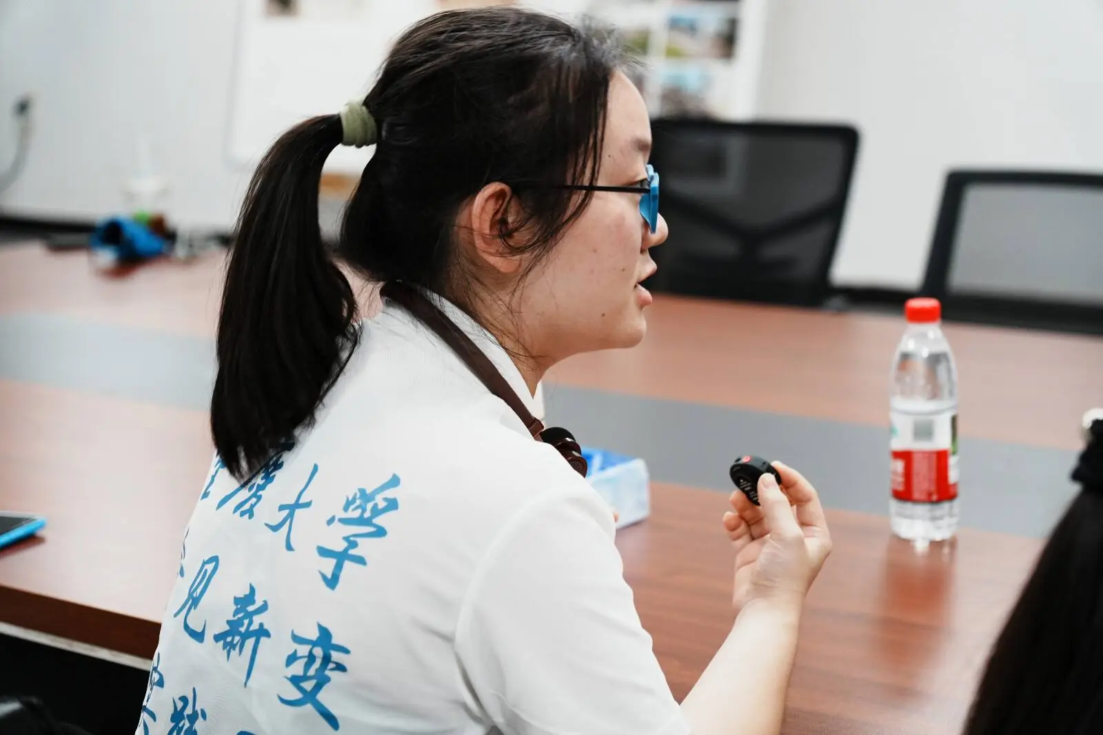 实践团成员在三重堂座谈中提问