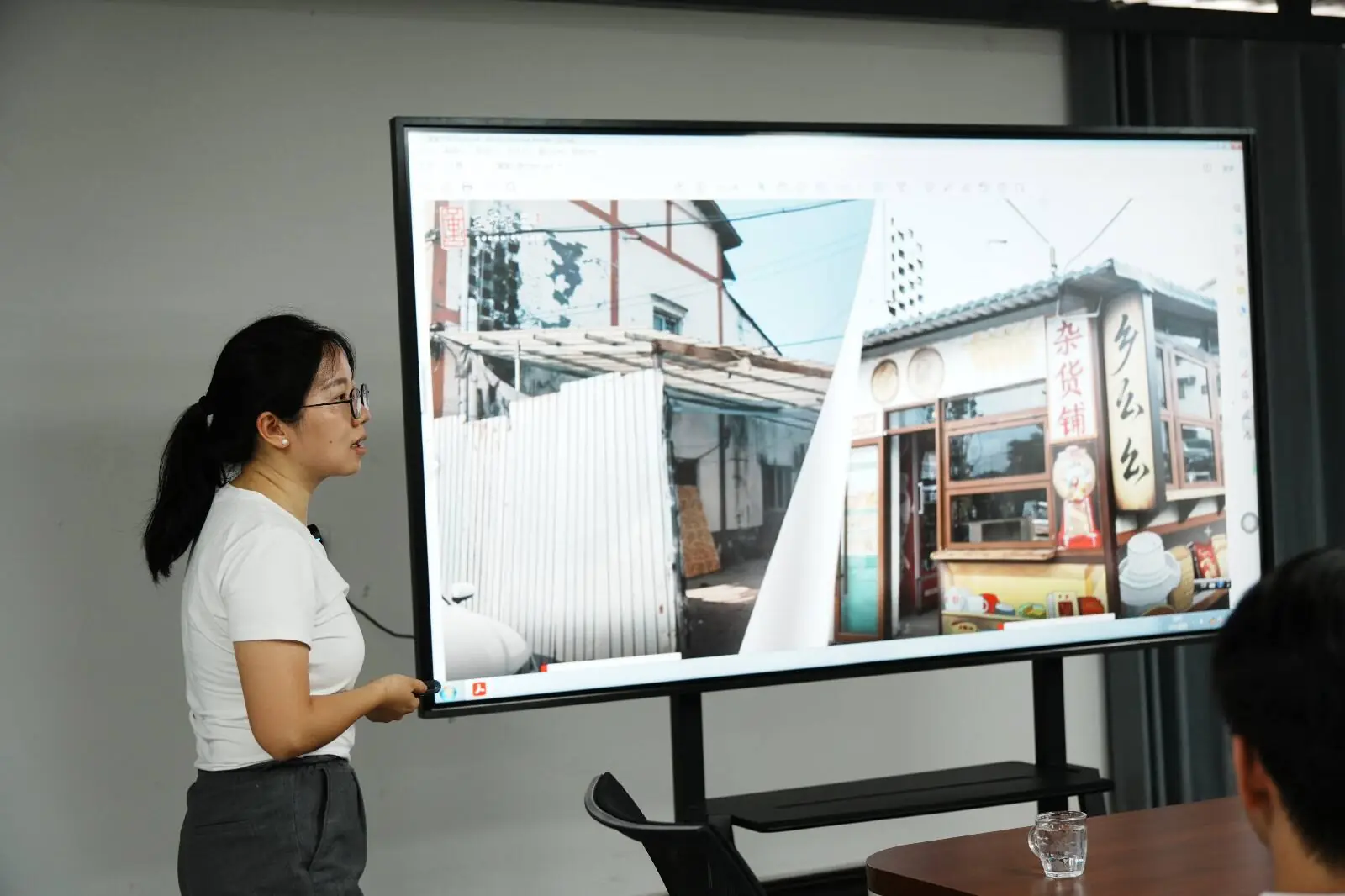 讲解人展示三重堂院落更新前后资料