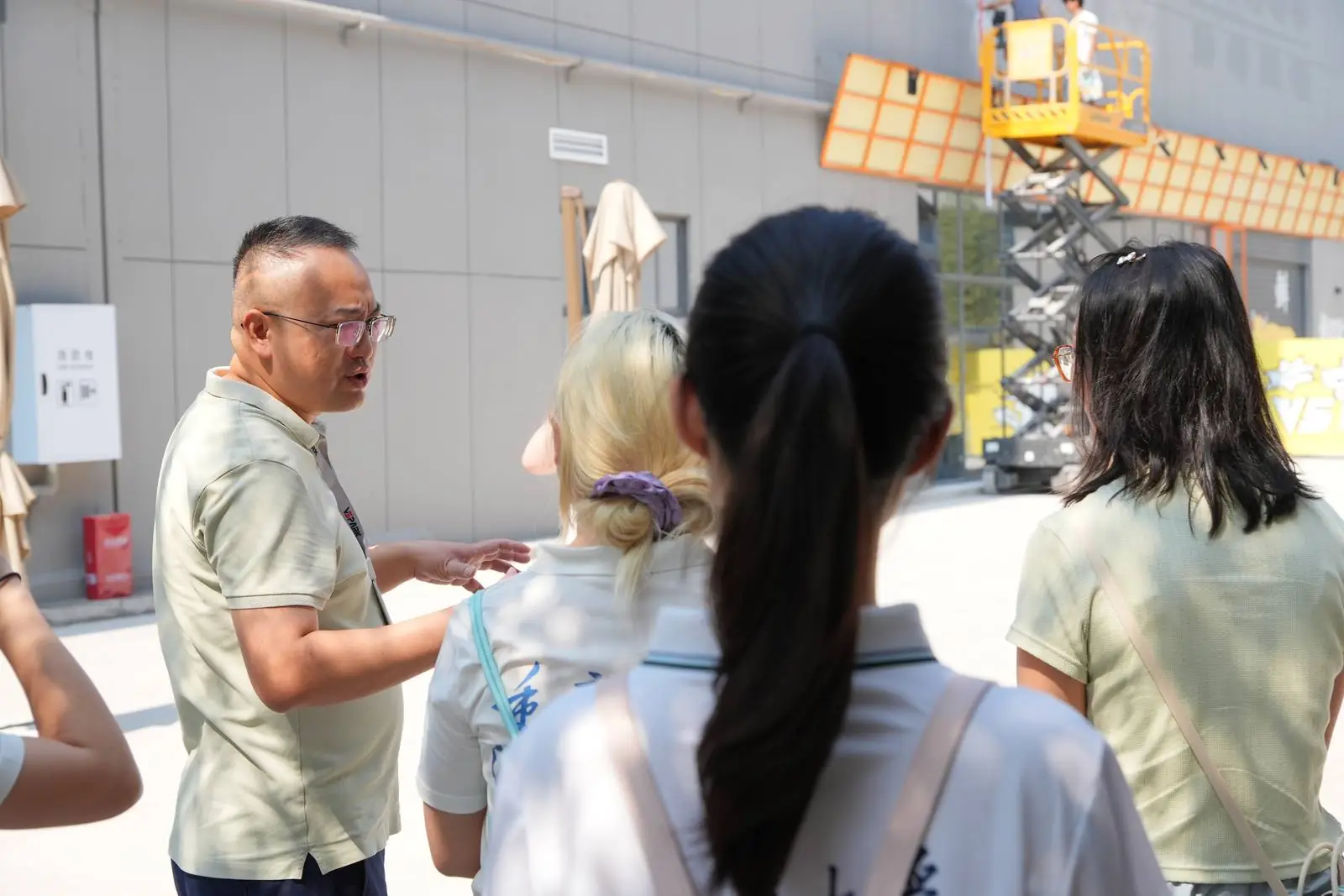 实践团在V5 PARK户外展区参观