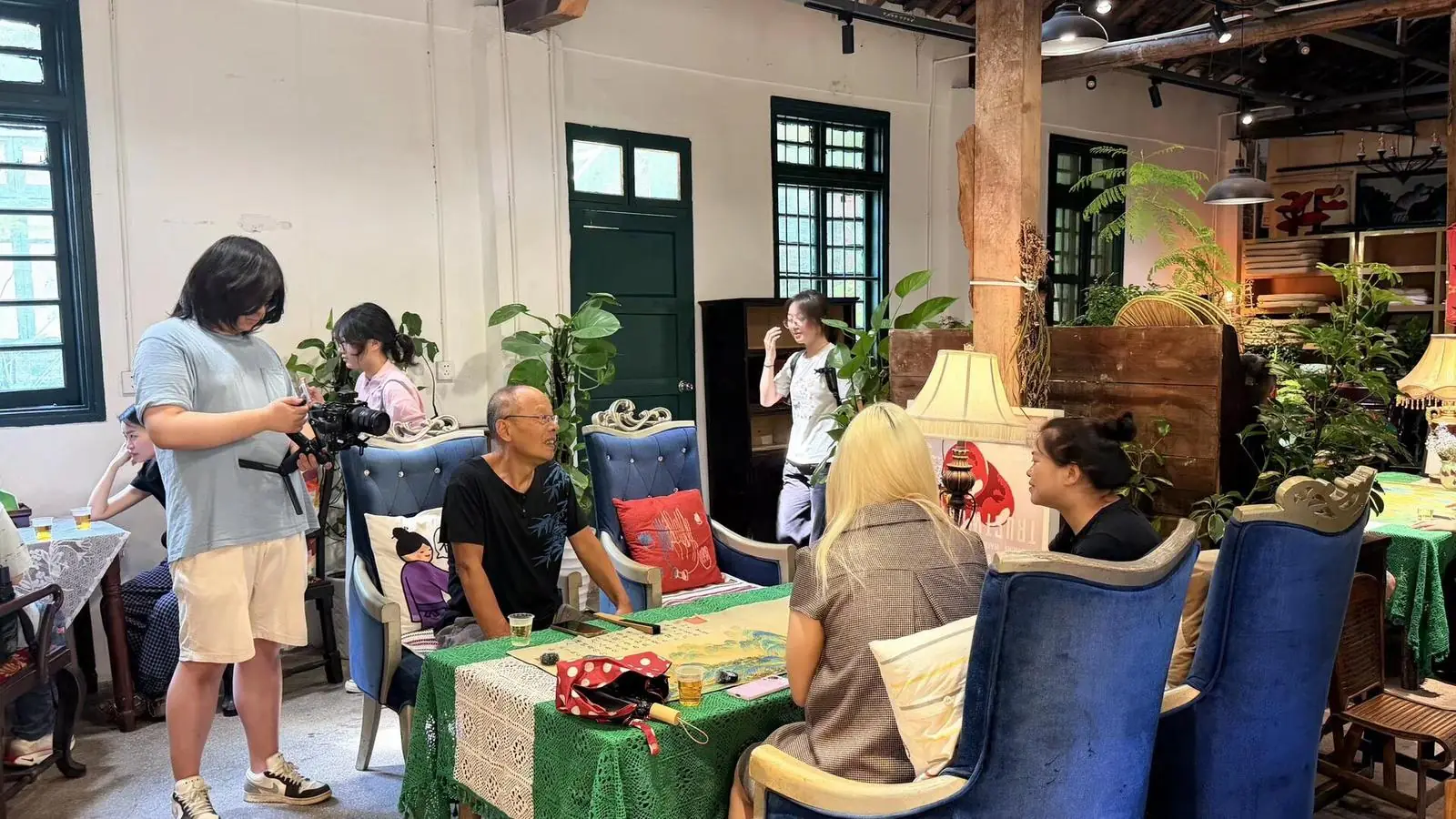实践团成员在社区开展访谈