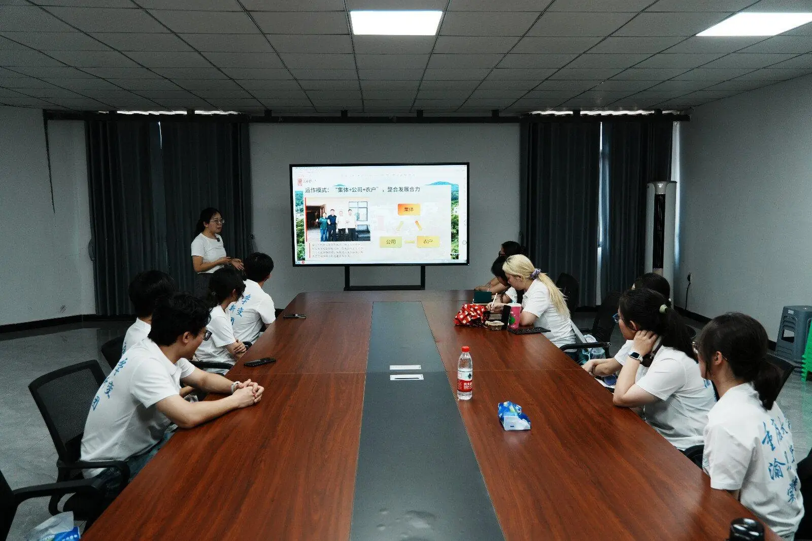 实践团围坐开展乡村振兴访谈
