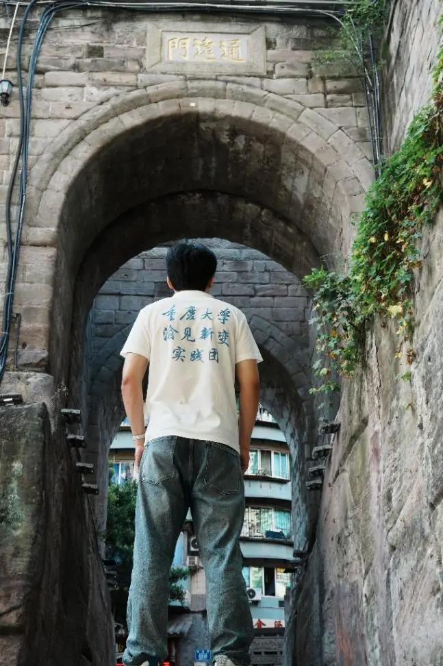 身穿实践团服装的成员走进通远门