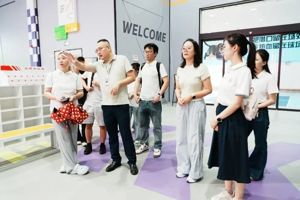渝见新变实践团在V5 PARK合影