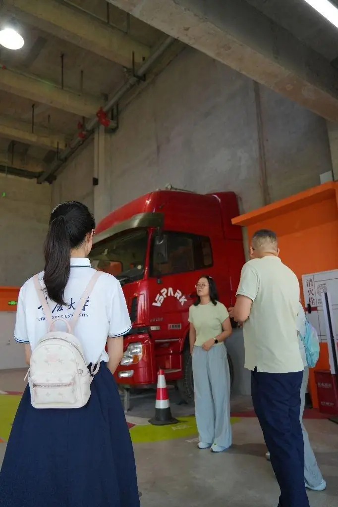 V5 PARK场馆内的红色重型卡车实物与现场讲解
